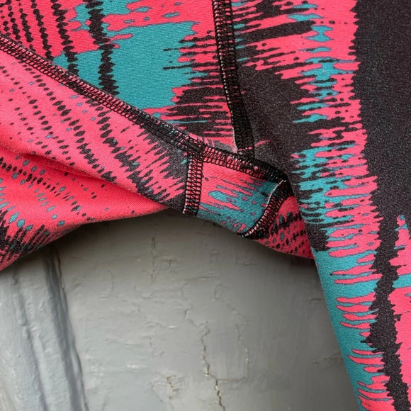 Fabletics Define Mid-Rise Crop Legging Heat Wave Print, size M - Picture 8 of 10